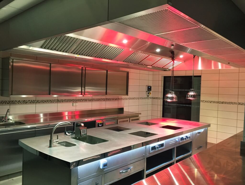 Fourniture et installation d'un cuisine professionnelle pour une brasserie  italienne a Marseille - Conception et installation de cuisine  professionnelle Marseille - JCAI